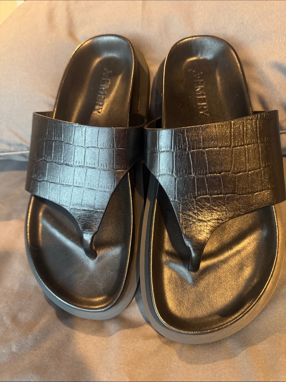 Black Croc-Texture Toe-Thong Sandals for Women